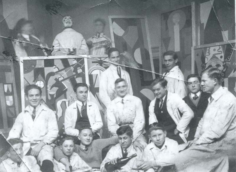 Schüler und Lehrer der Staatlichen Kunst- und Kunstgewerbeschule in Saarbrücken um 1928: Links unten Fritz Grewenig, on der Mitte Oskar Trepte, rechts daneben Christoph Voll, dahinter August Clüsserath